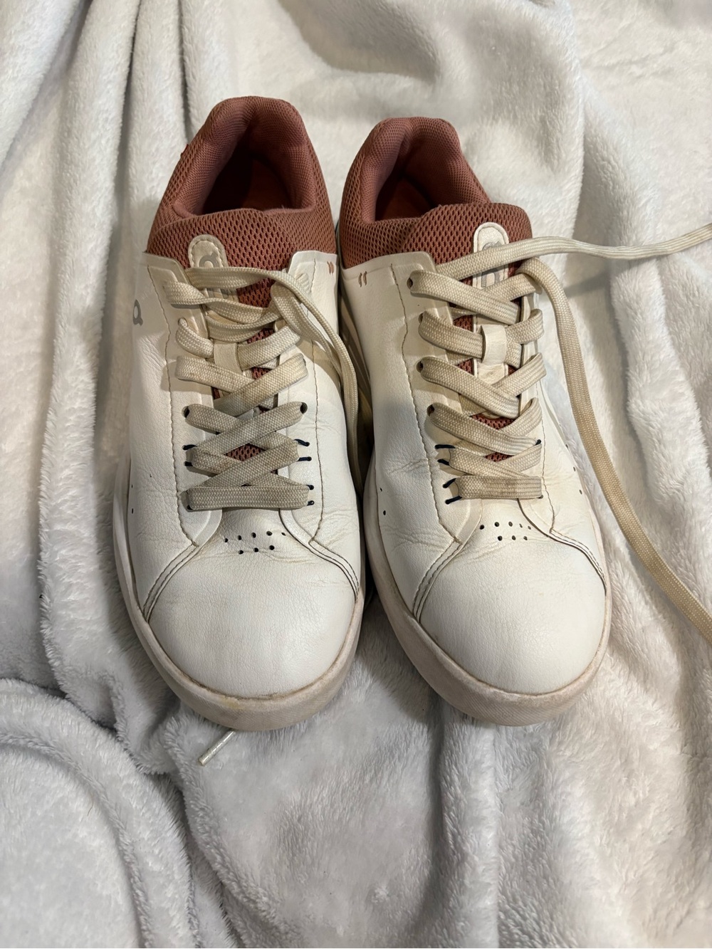 Women White Casual Sneakers with Rust Collar